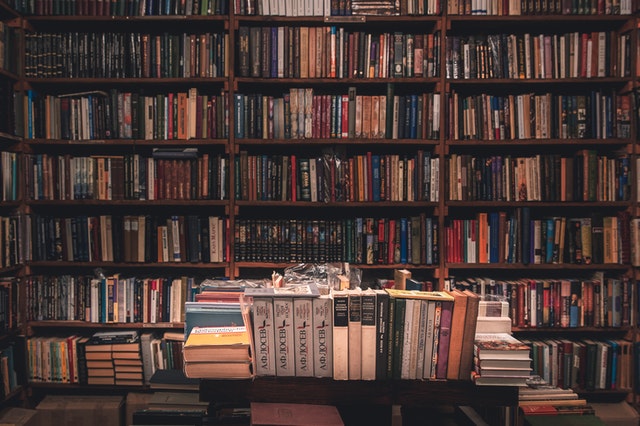 Bibliothèque représentant la littérature.